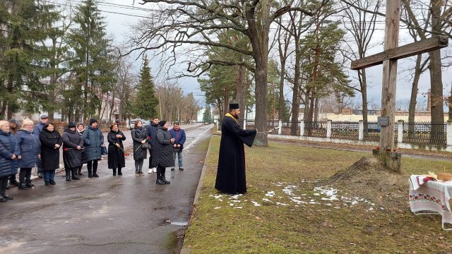 У селищі Новогуйвинське відбувся траурний мітинг та покладання квітів до пам’ятника жертвам Голодомору
