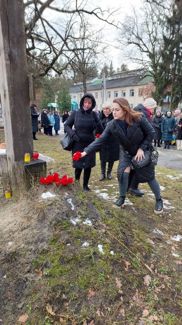 У селищі Новогуйвинське відбувся траурний мітинг та покладання квітів до пам’ятника жертвам Голодомору