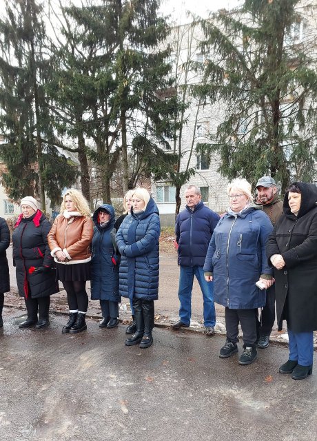 У селищі Новогуйвинське відбувся траурний мітинг та покладання квітів до пам’ятника жертвам Голодомору