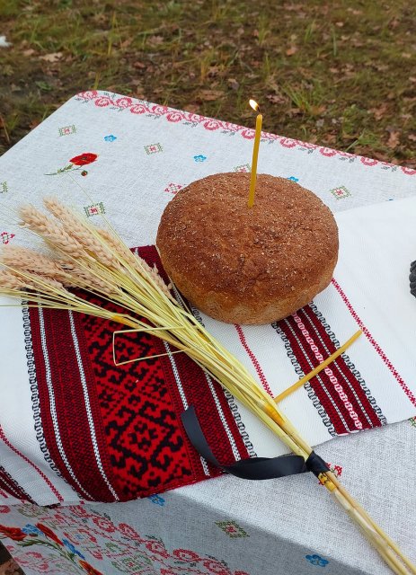 У селищі Новогуйвинське відбувся траурний мітинг та покладання квітів до пам’ятника жертвам Голодомору