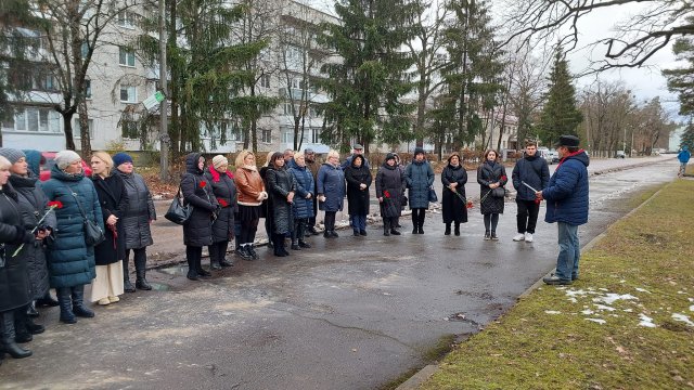 У селищі Новогуйвинське відбувся траурний мітинг та покладання квітів до пам’ятника жертвам Голодомору