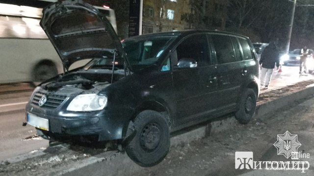 На Київській в Житомирі Volkswagen влетів на дорожнє огородження. ФОТО