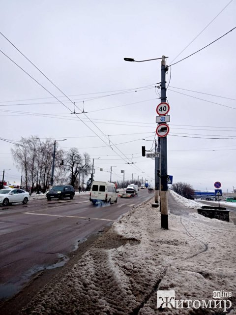 Через негоду в Житомирі перед в’їздом на Київський шляхопровід не працює світлофор