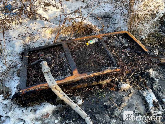 На Житомирщині рятувальники вивели з палаючого будинку чоловіка, який спав на ліжку