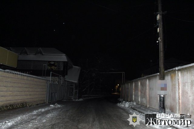У райцентрі Житомирської області в пенсіонера відібрали гаманець з грошима та мобільний. ФОТО