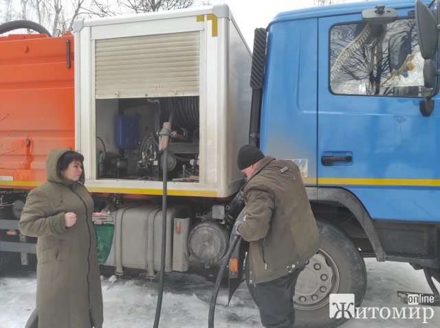 За день працівники житомирського водоканалу прочистили 20 каналізаційних заторів. ФОТО