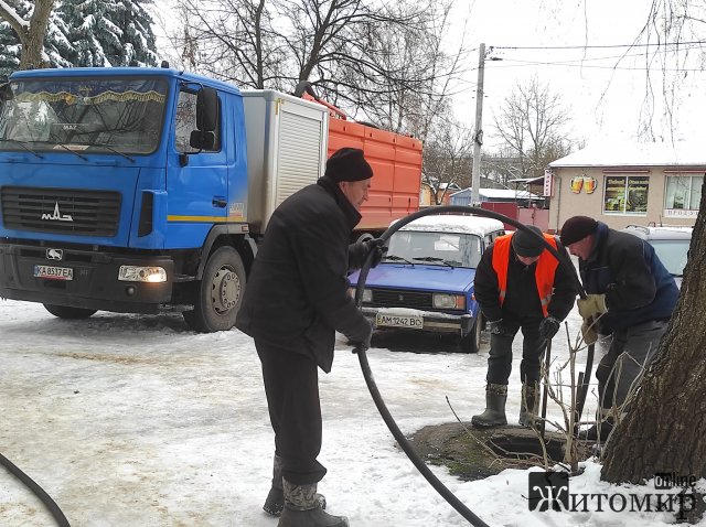 За день працівники житомирського водоканалу прочистили 20 каналізаційних заторів. ФОТО