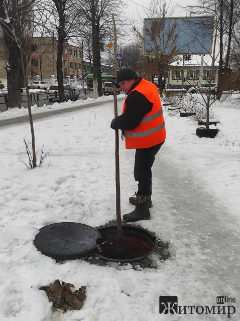 За день працівники житомирського водоканалу прочистили 20 каналізаційних заторів. ФОТО