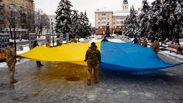 Пошкоджений прапор з центру Житомира використають для об’єднання українців світу та збору коштів для ЗСУ