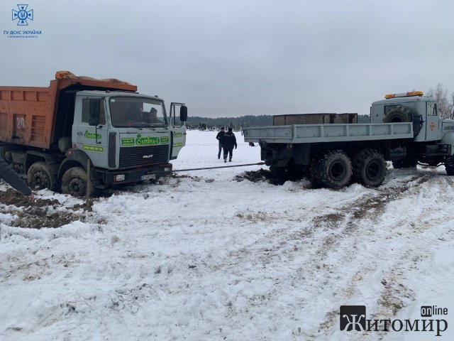 Через ожеледицю на Житомирщині у сніговий замет потрапив MAN: водієві знадобилась допомога рятувальників