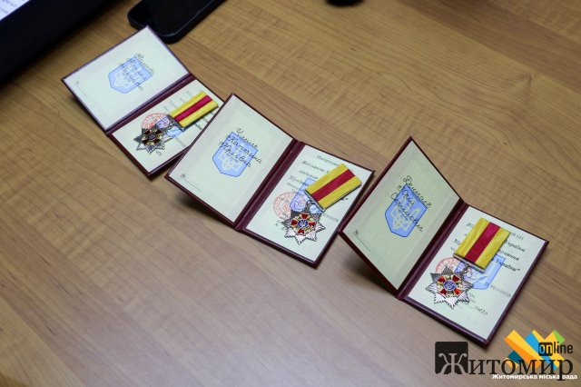 У Житомирі трьом волонтерам вручили відзнаку Міністерства оборони України. ФОТО
