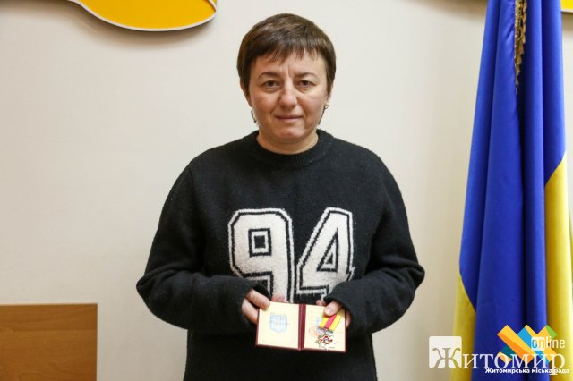 У Житомирі трьом волонтерам вручили відзнаку Міністерства оборони України. ФОТО