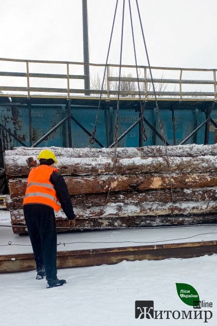 Лісівники Житомирщини відправляють деревину на військові частини, а також захисникам на схід України