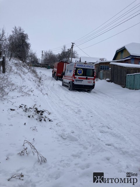 На півночі Житомирщини рятувальники допомогли відбуксирувати «швидку» з травмованою жінкою. ФОТО