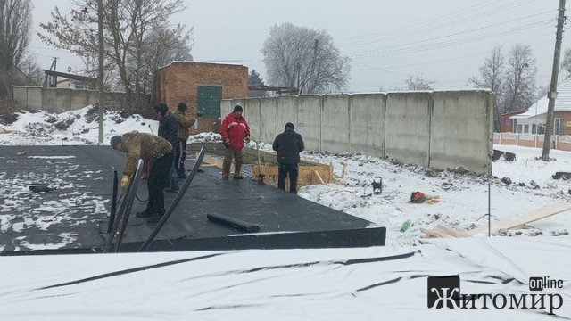 У селищі на Бердичівщині будують житло під дитячий будинок сімейного типу для родини переселенців