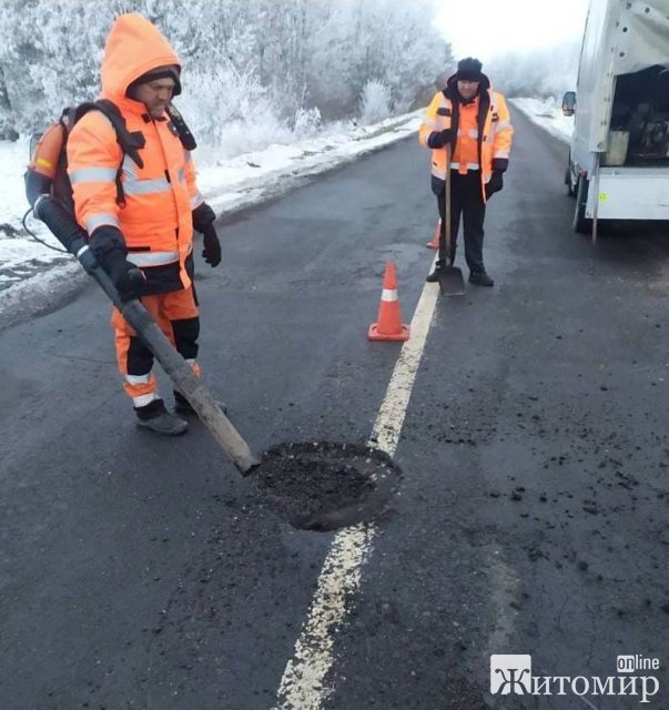 Чистять покриття та ліквідовують ями - на трасах Житомирщини працюють дорожники. ФОТО