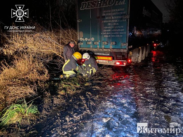 Рятувальники у Бердичеві допомагали водієві вантажівки, а в Попільні відбуксирували "швидку"