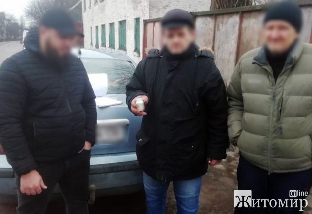 У Коростені за порушення ПДР патрульні зупинили Volkswagen: у нервового пасажира виявили наркотики