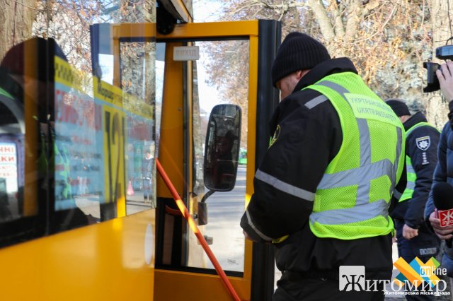 У Житомирі працівники Укртрансбезпеки перевіряли маршрутки