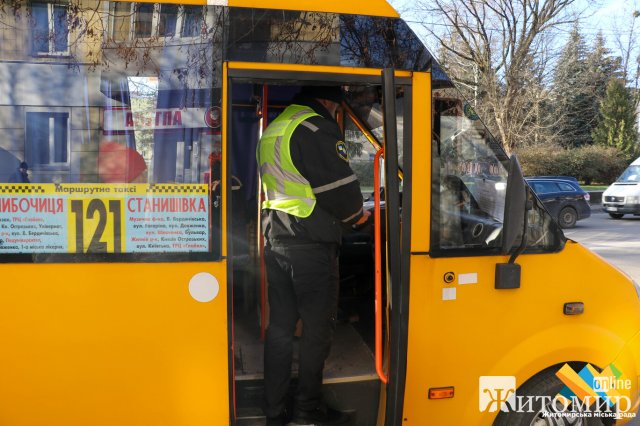 У Житомирі працівники Укртрансбезпеки перевіряли маршрутки