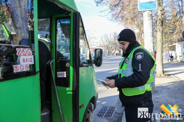 У Житомирі працівники Укртрансбезпеки перевіряли маршрутки