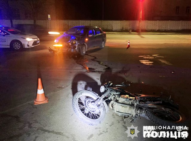 У Житомирі на перехресті 16-річний мотоцикліст зіштовхнувся Сhevrolet: хлопець травмований. ФОТО