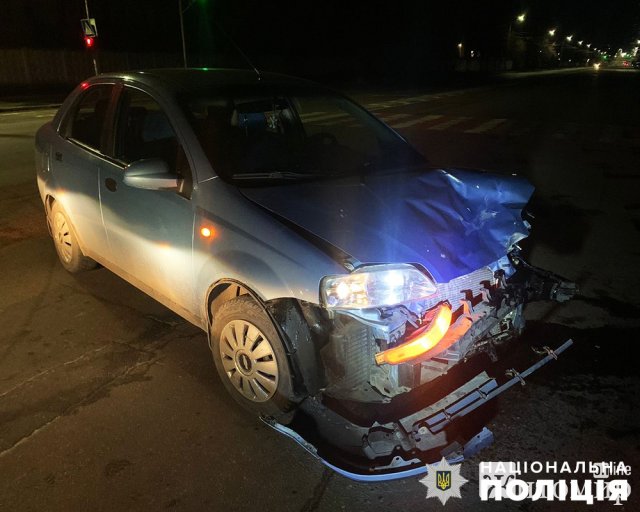 У Житомирі на перехресті 16-річний мотоцикліст зіштовхнувся Сhevrolet: хлопець травмований. ФОТО