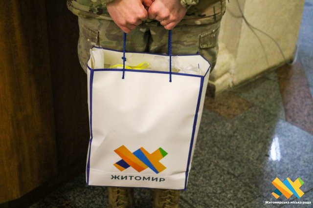 У Житомирі військовим, що зараз на Куп’янському напрямку, передали FPV з окулярами