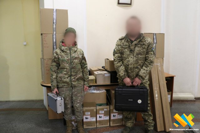 У Житомирі військовим, що зараз на Куп’янському напрямку, передали FPV з окулярами