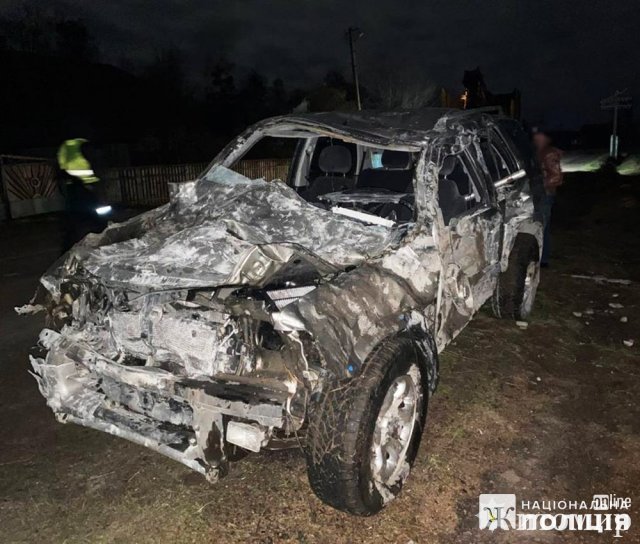 На Житомирщині Opel врізався у паркан та перекинулась: постраждали четверо молодих людей. ФОТО