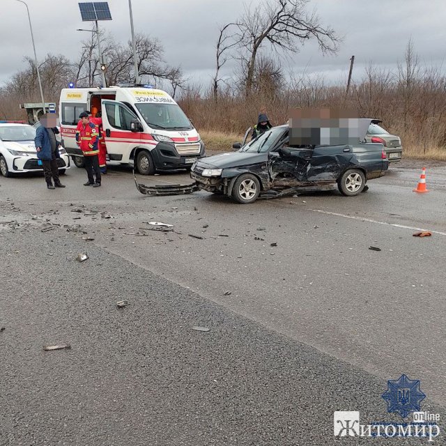На автодорозі Житомир-Бердичів сталася ДТП за участі двох автівок. ФОТО