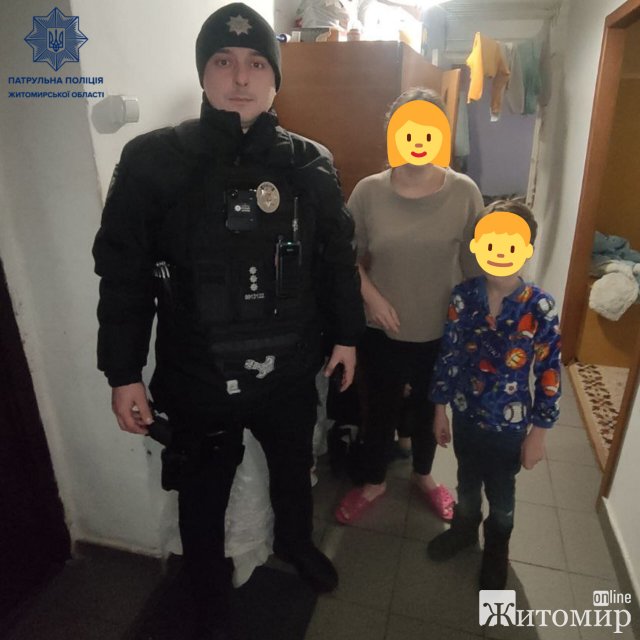 Житомирські патрульні доставили додому хлопчика, який вночі знаходився на ігровому майданчику