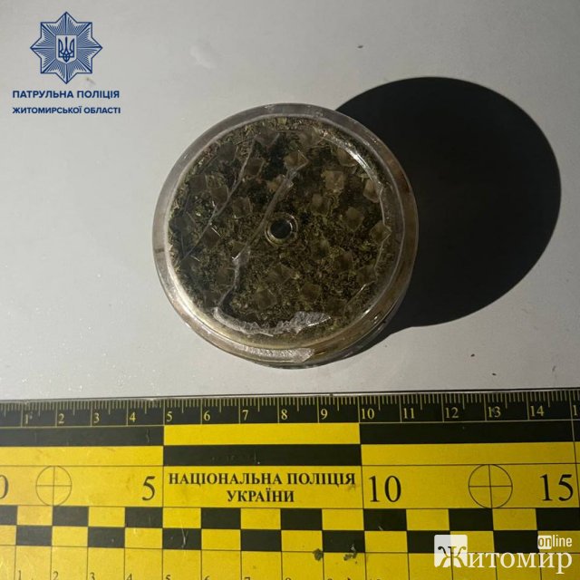 На вулицях Житомира поліцейські виявили двох чоловіків з наркотиками та ще одного – на автодорозі