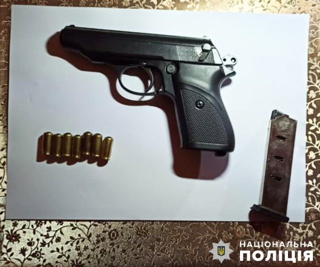 У місті Житомирської області затримали чоловіка, який за 20 тис. грн намагався продати зброю. ФОТО
