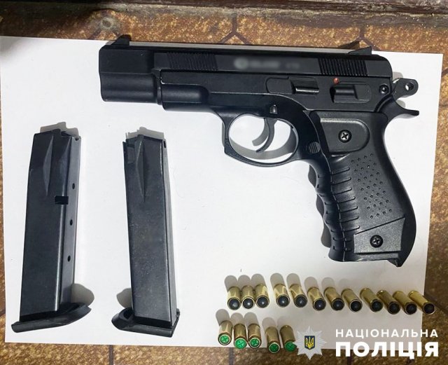 У місті Житомирської області затримали чоловіка, який за 20 тис. грн намагався продати зброю. ФОТО