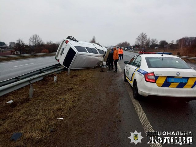 На Житомирщині Chevrolet з’їхав у кювет та перекинувся, а Volkswagen врізався у відбійник і "став" на бік. ФОТО