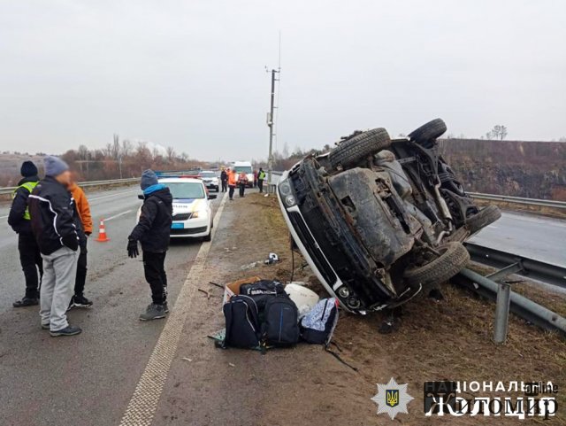 На Житомирщині Chevrolet з’їхав у кювет та перекинувся, а Volkswagen врізався у відбійник і "став" на бік. ФОТО