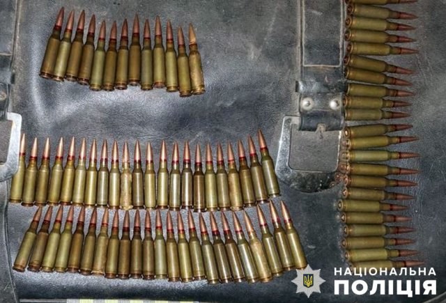 Під час розслідування крадіжки у жителя Коростенщини вилучили майже сотню набоїв. ФОТО