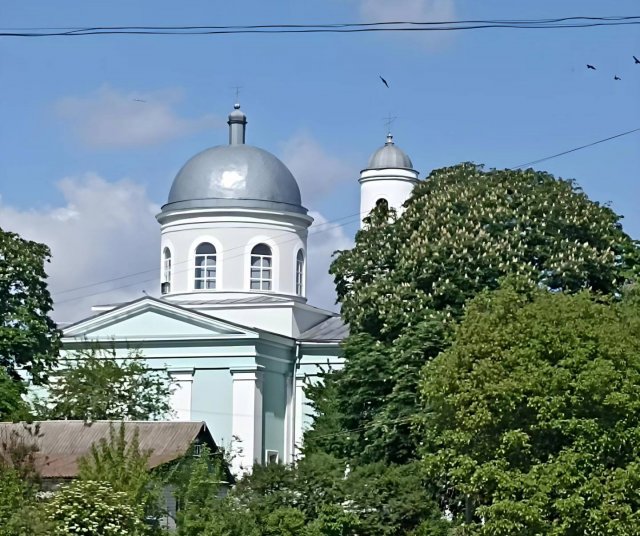 Гайдамацька могила та церква у стилі класицизму в Кодні