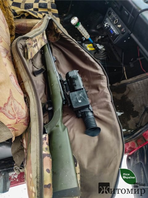 Біля одного з сіл Житомирщини виявили браконьєра з цифровим прицілом та обробленою тушею козулі. ФОТО
