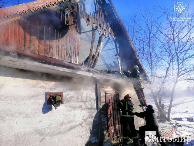 У селі на Звягельщині під час ліквідації пожежі вогнеборці врятували пенсіонерку