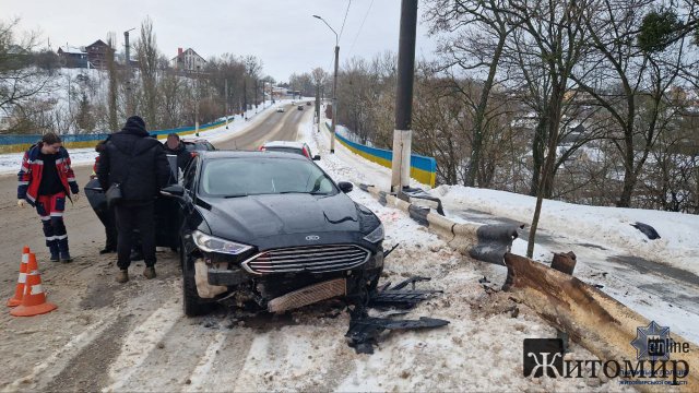 На мосту в Житомирі водійка Ford наїхала на колесовідбійник: постраждала 10-річна дитина. ФОТО
