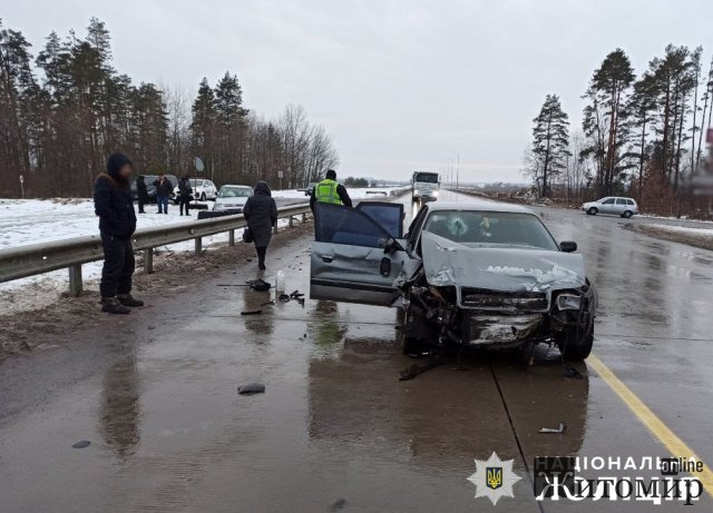 На трасі біля Житомира сталася ДТП: до лікарні потрапили 22-річна водійка Volkswagen та 27-річний пасажир Audi