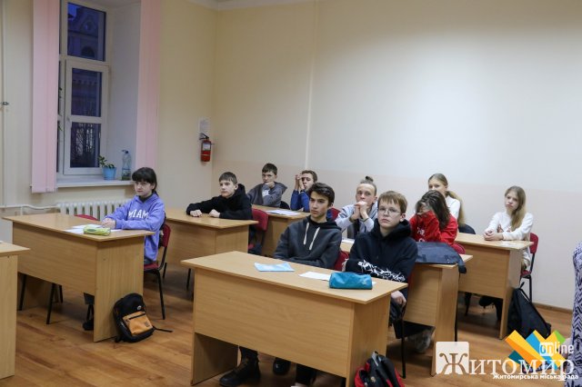 Житомирським школярам розповіли про "кіборгів"