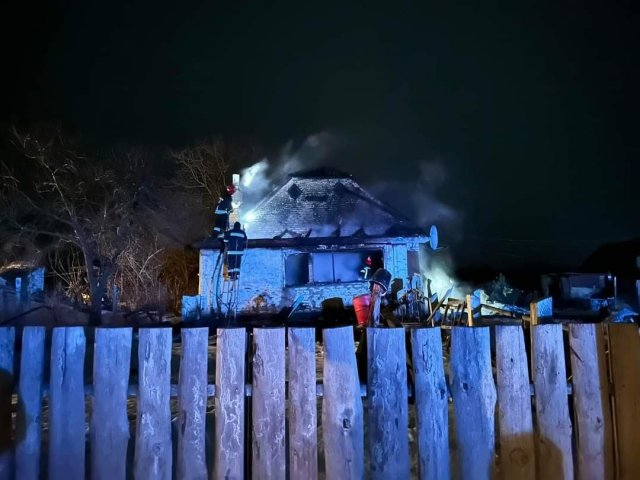 На Бердичівщині вогонь ледь не забрав життя двох дітей та їх батька. ФОТО