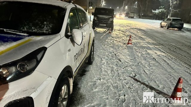 У Любарі 45-річний чоловік стріляв у повітря, намагався втекти від поліції та врізався в їх авто. ФОТО