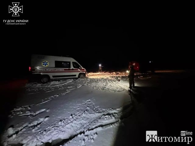 На Житомирщині рятувальники витягнули "швидку", яка застрягла на узбіччі та транспортували хвору