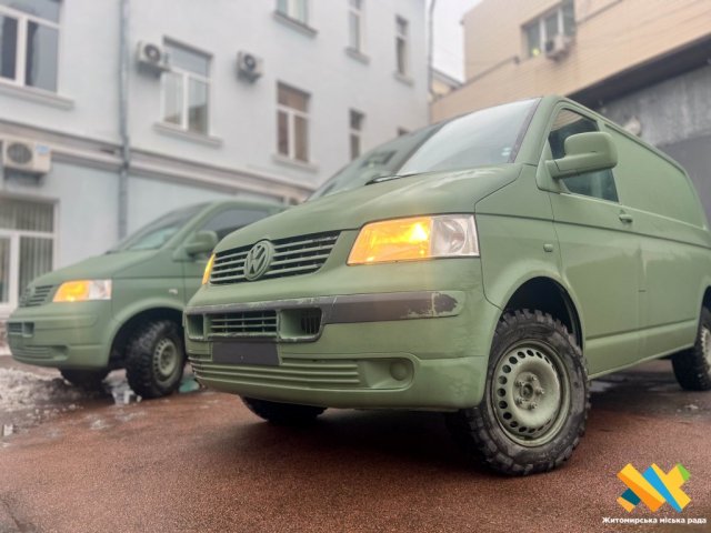 У Житомирі представники бізнесу передали військовим автівки. ФОТО