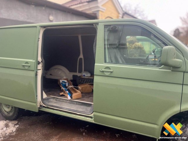 У Житомирі представники бізнесу передали військовим автівки. ФОТО