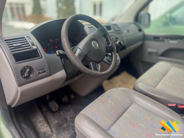 У Житомирі представники бізнесу передали військовим автівки. ФОТО